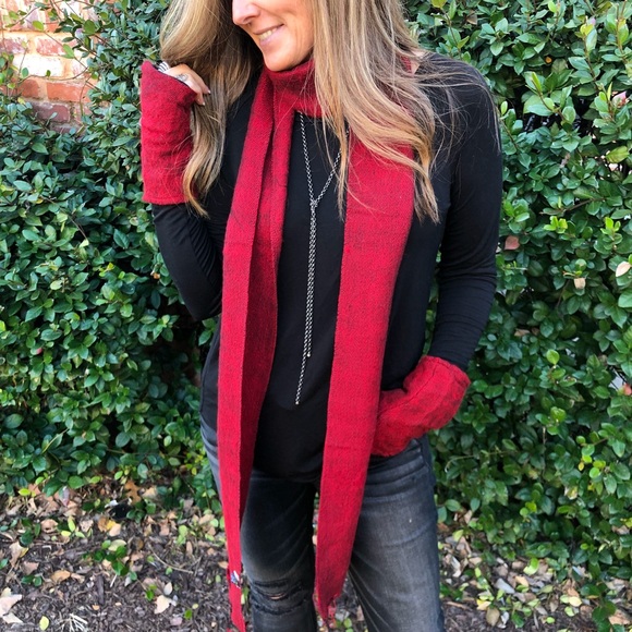 Christmas Red-y Fingerless Gloves Wool From Nepal - Picture 2 of 7